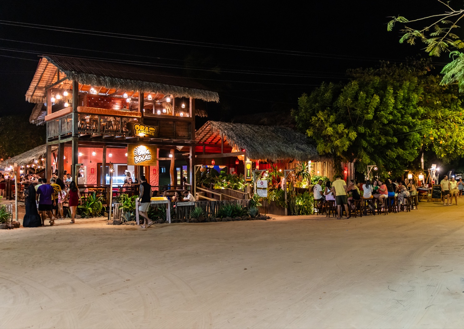 Bares e restaurantes da vila à noite